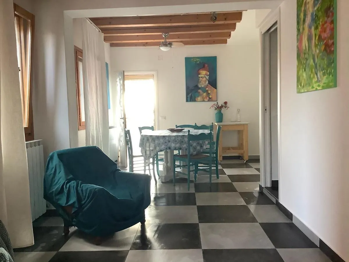 Night Galleria Holiday Home - Bed & Art In Burano - The Pink House