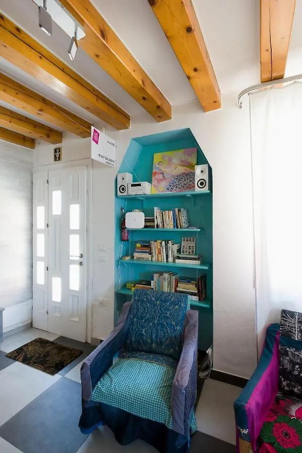 Night Galleria Holiday Home - Bed & Art In Burano - The Pink House 0*,