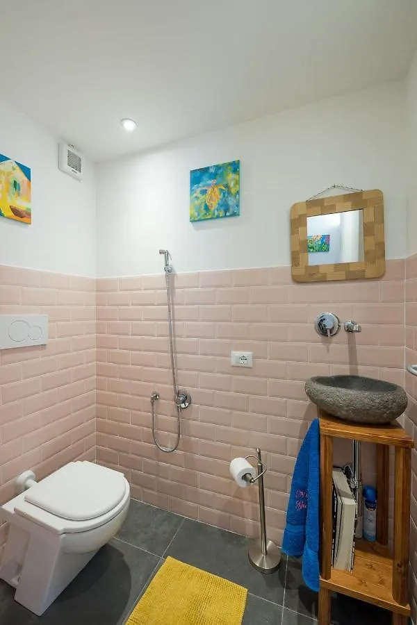Night Galleria Holiday Home - Bed & Art In Burano - The Pink House