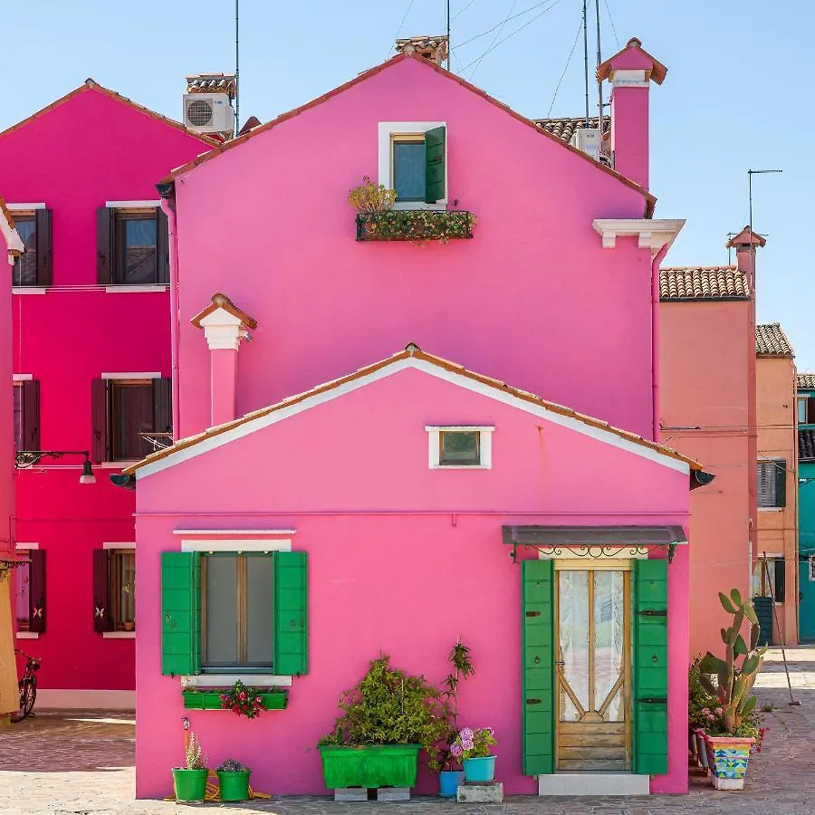 Night Galleria Holiday Home - Bed & Art In Burano - The Pink House