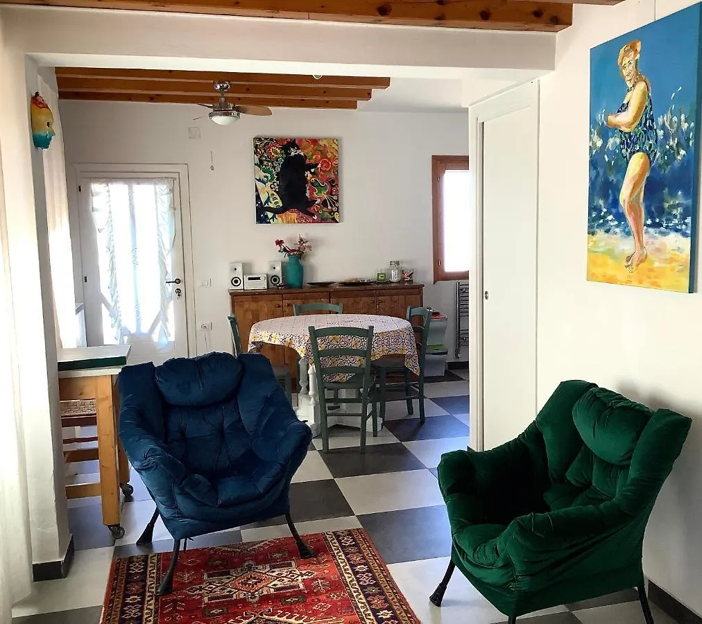 Night Galleria Holiday Home - Bed & Art In Burano - The Pink House Italy