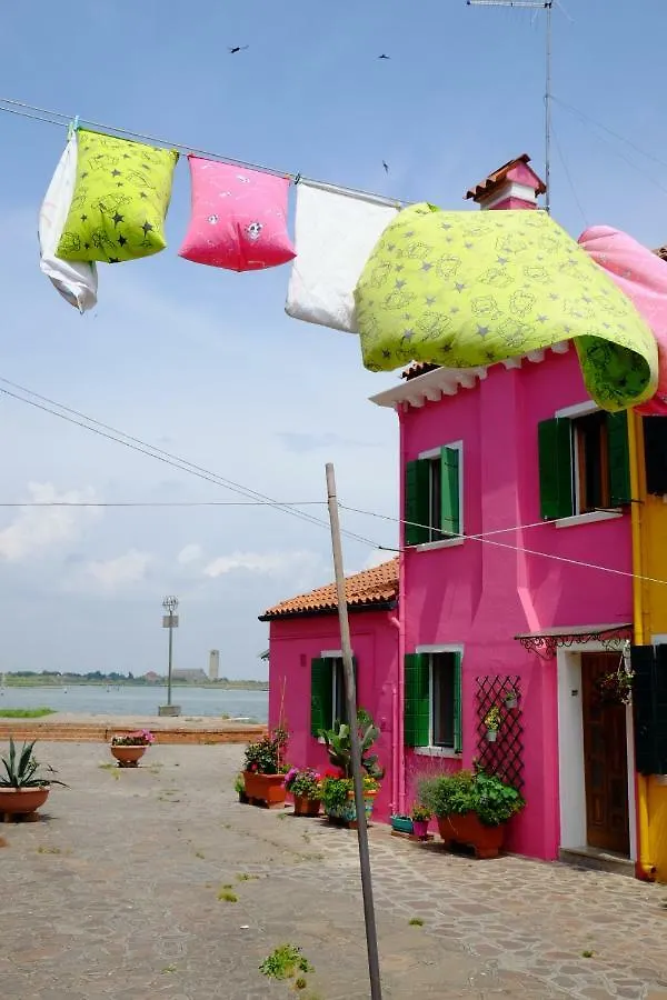 Night Galleria Holiday Home - Bed & Art In Burano - The Pink House Italy