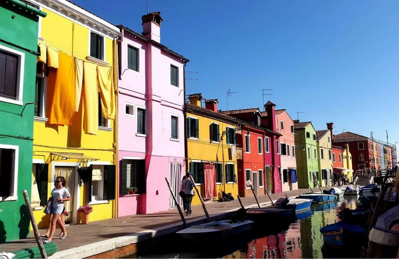 Night Galleria Holiday Home - Bed & Art In Burano - The Pink House