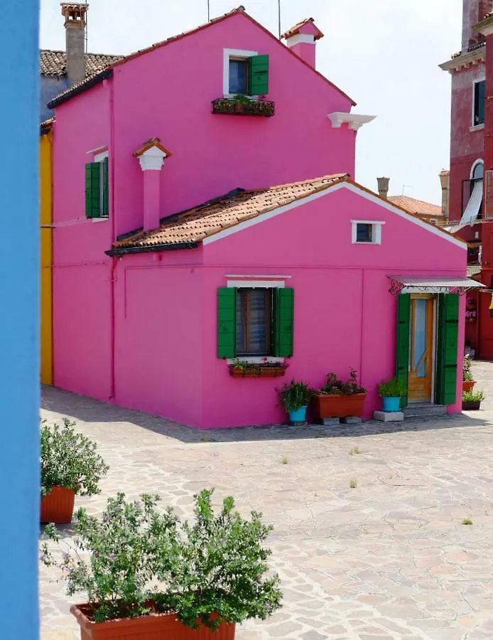 Night Galleria Holiday Home - Bed & Art In Burano - The Pink House 0*,  Italy
