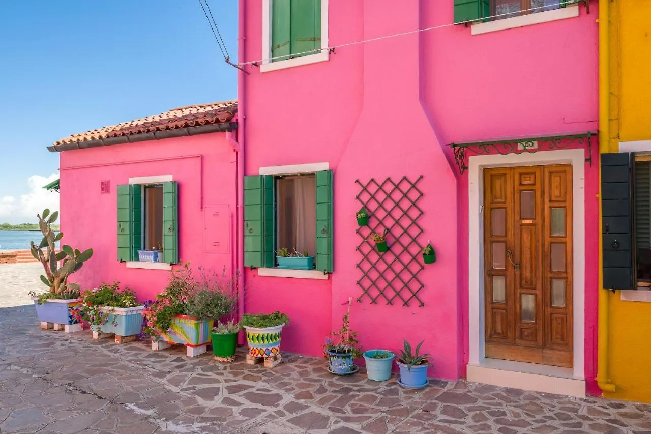 Night Galleria Holiday Home - Bed & Art In Burano - The Pink House